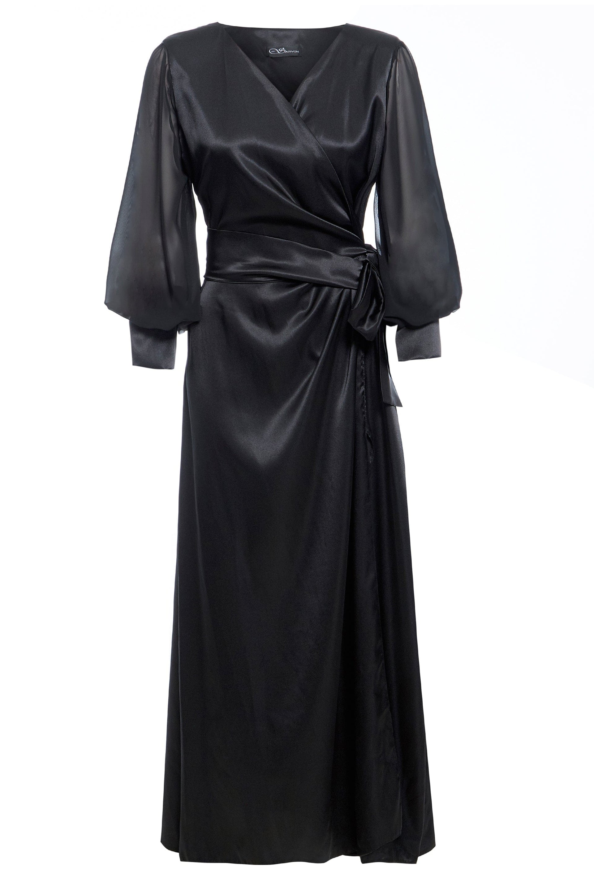 Robe longue portefeuille noire en satin avec manches ballon par Sarvin